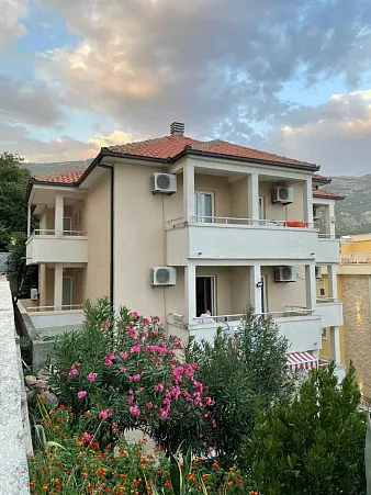 House with apartments for sale in Buljarica 